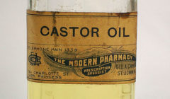 How to Improve Your Eyelash Growth by Using Organic Castor Oil
